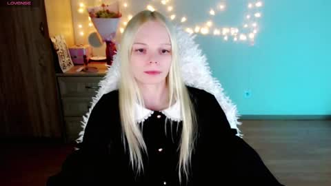 Snapshot of emily_nyaffe chatting on March 1, 5:38 pm Lia online show from March 1, 5:38 pm