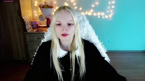 Snapshot of emily_nyaffe chatting on March 1, 11:47 pm Lia online show from March 1, 11:47 pm