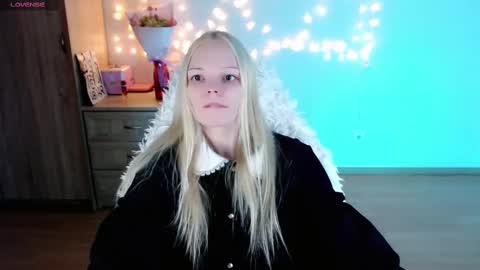 Snapshot of emily_nyaffe chatting on March 2, 11:42 pm Lia online show from March 2, 11:42 pm