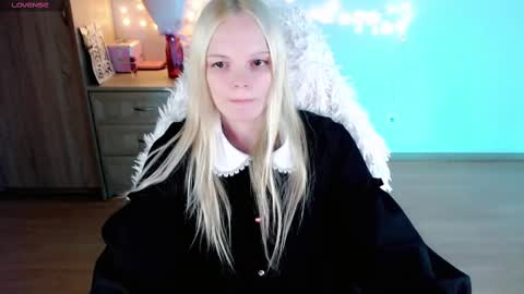 Snapshot of emily_nyaffe chatting on March 3, 2:47 am Lia online show from March 3, 2:47 am