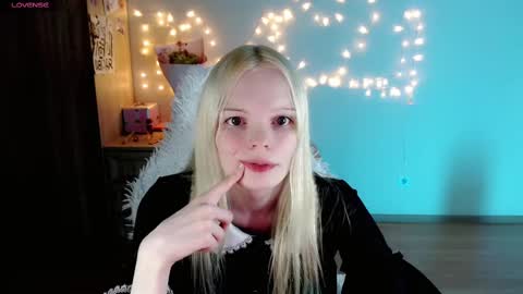 Snapshot of emily_nyaffe chatting on March 3, 6:44 pm Lia online show from March 3, 6:44 pm