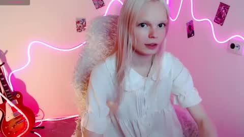 Snapshot of emily_nyaffe chatting on September 10, 5:24 pm Lia online show from September 10, 5:24 pm