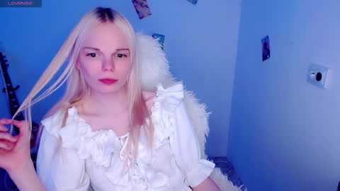 Snapshot of emily_nyaffe chatting on December 5, 3:09 pm Lia online show from December 5, 3:09 pm