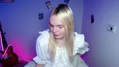 Snapshot of emily_nyaffe chatting on December 17, 6:36 pm Lia online show from December 17, 6:36 pm