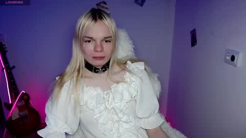 Snapshot of emily_nyaffe chatting on December 20, 8:43 am Lia online show from December 20, 8:43 am