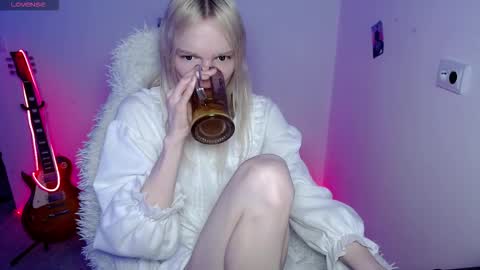 Snapshot of emily_nyaffe chatting on March 7, 10:40 pm Lia online show from March 7, 10:40 pm