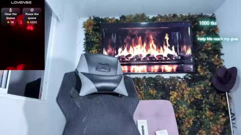 emily_palmeer online show from May 13, 10:01 am
