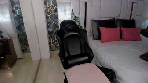 Emily online show from December 16, 10:15 pm