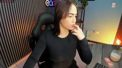 Snapshot of emily_roberts1 chatting on July 9, 12:42 pm Emily online show from July 9, 12:42 pm