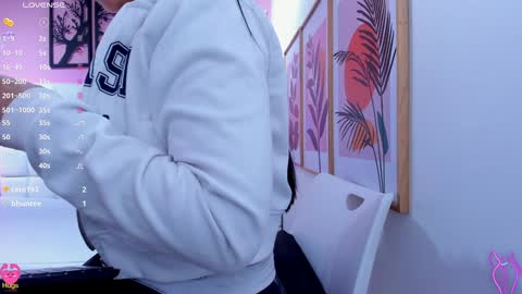 Snapshot of emily_roux chatting on January 9, 8:13 am EMILY online show from January 9, 8:13 am