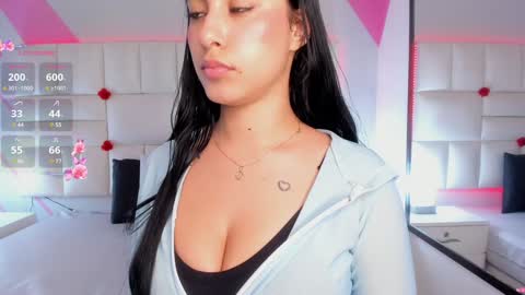 Snapshot of emily_roux chatting on January 31, 4:47 am EMILY online show from January 31, 4:47 am