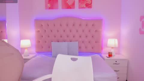 Snapshot of emily_roux chatting on February 19, 12:25 am EMILY online show from February 19, 12:25 am