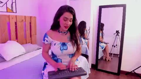 Snapshot of emily_sartre chatting on July 7, 8:35 pm Emilly online show from July 7, 8:35 pm
