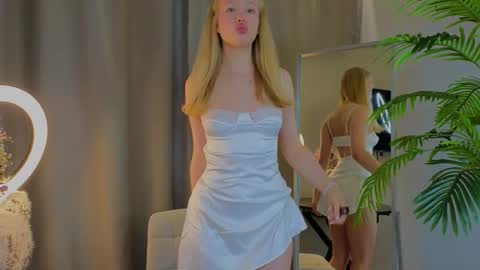 Snapshot of emily_shepard chatting on September 22, 1:40 am emily shepard online show from September 22, 1:40 am