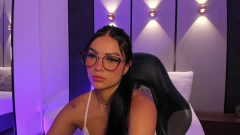 Snapshot of emily_tolson chatting on May 27, 7:55 pm emily_tolson online show from May 27, 7:55 pm