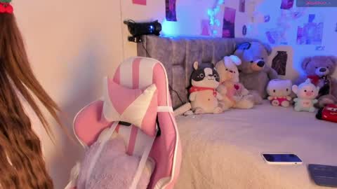 Snapshot of emily_vaughan chatting on April 20, 1:41 am Emily. online show from April 20, 1:41 am