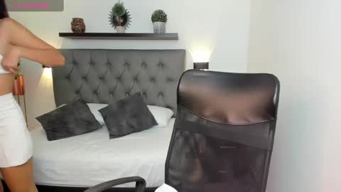 Snapshot of emily_villamil_ chatting on December 28, 7:54 pm Emi online show from December 28, 7:54 pm