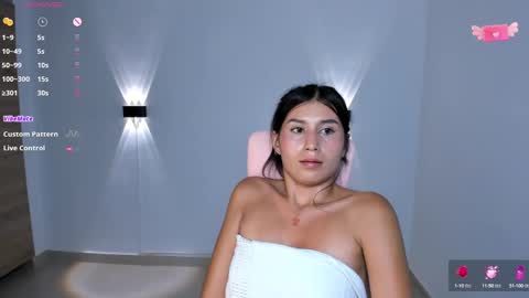 Snapshot of emily_villamil_ chatting on February 11, 12:28 am Emi online show from February 11, 12:28 am