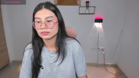 Snapshot of emily_villamil_ chatting on May 5, 9:23 pm Emi online show from May 5, 9:23 pm