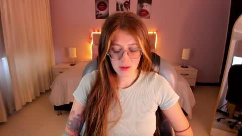 emily_warren__ online show from April 30, 8:37 pm