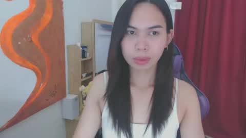 emily_xo143 online show from April 14, 10:21 am