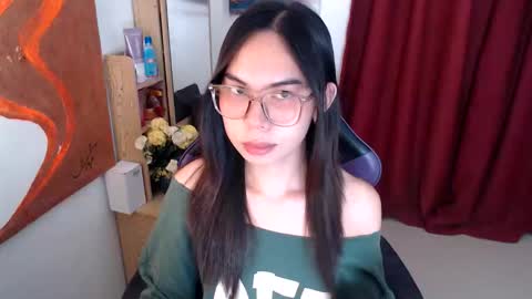 Snapshot of emily_xo143 chatting on June 6, 6:45 pm emily_xo143 online show from June 6, 6:45 pm