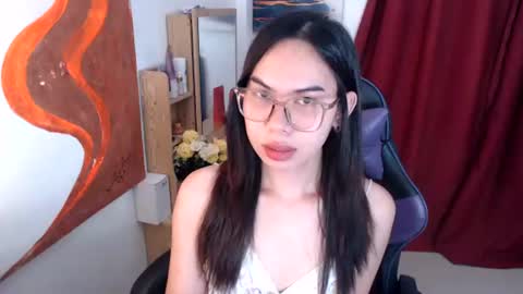 Snapshot of emily_xo143 chatting on June 15, 9:44 am emily_xo143 online show from June 15, 9:44 am