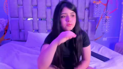 Snapshot of emilyandrew_ chatting on December 3, 5:15 am Amily Andrew online show from December 3, 5:15 am