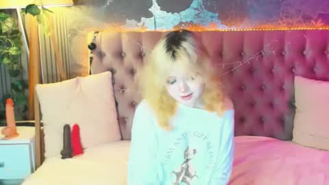 Snapshot of emilyangels chatting on May 25, 6:08 am Baby Emelli online show from May 25, 6:08 am