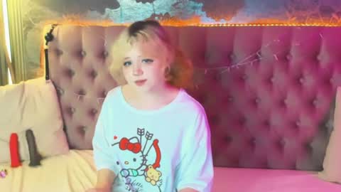 Snapshot of emilyangels chatting on May 28, 7:05 am Baby Emelli online show from May 28, 7:05 am
