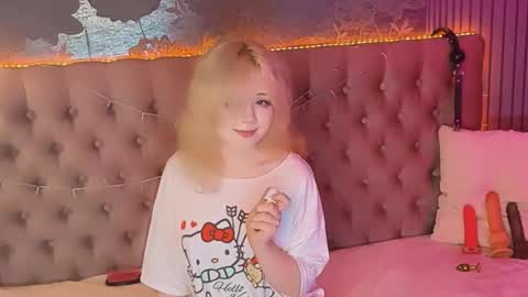 Snapshot of emilyangels chatting on June 10, 7:29 am Baby Emelli online show from June 10, 7:29 am