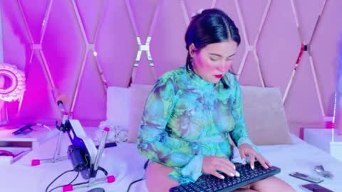 Snapshot of emilyblack_1 chatting on May 29, 11:58 pm Emily online show from May 29, 11:58 pm