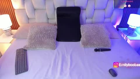 Snapshot of emilyboobss chatting on October 1, 5:46 am Emily online show from October 1, 5:46 am