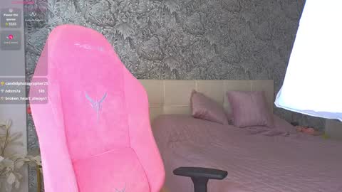 Snapshot of emilydancee chatting on December 20, 8:06 am emilydancee online show from December 20, 8:06 am