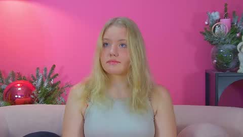 Snapshot of emilyevansen chatting on December 15, 6:23 pm Emily online show from December 15, 6:23 pm