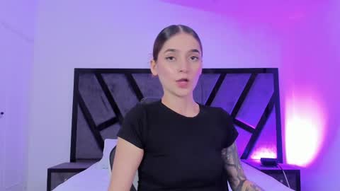 Snapshot of emilyevanss1_ chatting on October 4, 5:05 am Emily online show from October 4, 5:05 am