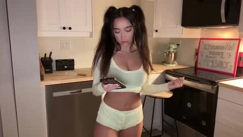 Snapshot of emilyfawn chatting on February 28, 3:29 am emilyfawn online show from February 28, 3:29 am