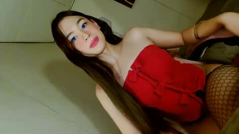 Snapshot of emilyfuckers chatting on November 1, 9:44 am ariane online show from November 1, 9:44 am