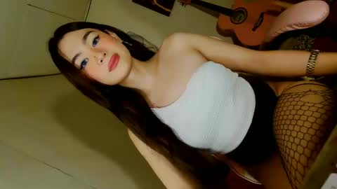 Snapshot of emilyfuckers chatting on December 15, 9:46 am ariane online show from December 15, 9:46 am