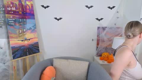 Snapshot of emilyhewell chatting on November 2, 1:08 am Emi online show from November 2, 1:08 am