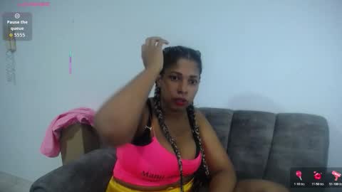 Snapshot of emilyhines__ chatting on November 17, 1:00 am Emilyhines online show from November 17, 1:00 am