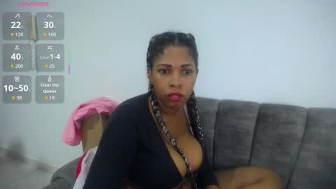 Snapshot of emilyhines__ chatting on November 18, 1:22 am Emilyhines online show from November 18, 1:22 am