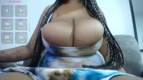 Snapshot of emilyhines__ chatting on December 15, 2:43 pm Emilyhines online show from December 15, 2:43 pm