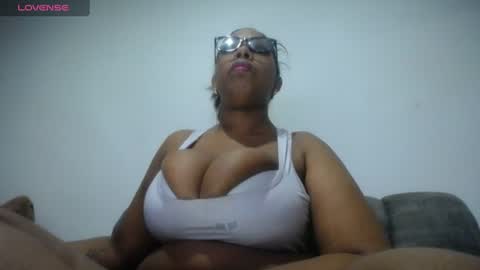 Snapshot of emilyhines__ chatting on July 10, 9:17 pm Emilyhines online show from July 10, 9:17 pm