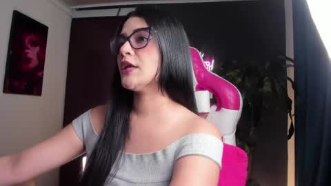 Snapshot of emilyjhonson_1 chatting on May 31, 4:25 pm Emily Jhonson online show from May 31, 4:25 pm