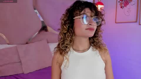 Snapshot of emilyjonesss_ chatting on May 26, 4:19 am Emilyjonnes online show from May 26, 4:19 am