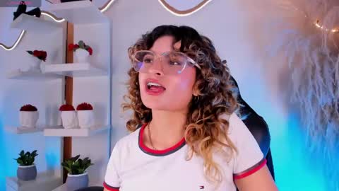 Snapshot of emilyjonesss_ chatting on May 31, 4:09 am Emilyjonnes online show from May 31, 4:09 am