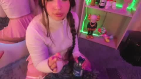 Snapshot of emilykarterr chatting on December 18, 6:57 pm VALEEEN online show from December 18, 6:57 pm