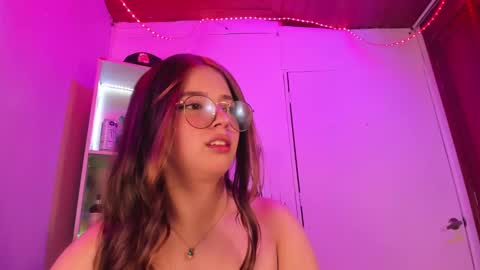 Snapshot of emilykarterr chatting on January 5, 4:06 pm VALEEEN online show from January 5, 4:06 pm