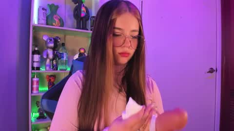 Snapshot of emilykarterr chatting on January 19, 3:53 pm VALEEEN online show from January 19, 3:53 pm